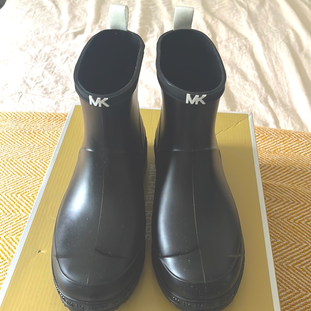 MK Rain 👢. Comes with box.